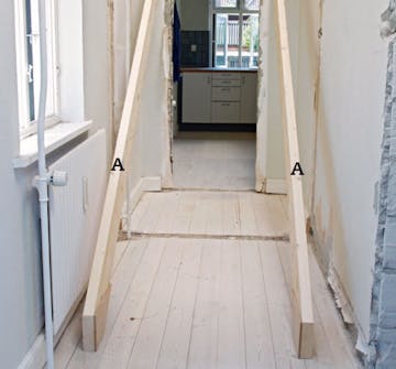 Bygga trappa: Börja med att fixera vangstyckena A där de ska sitta Bygga trappa: Börja med att fixera vangstyckena A där de ska sitta